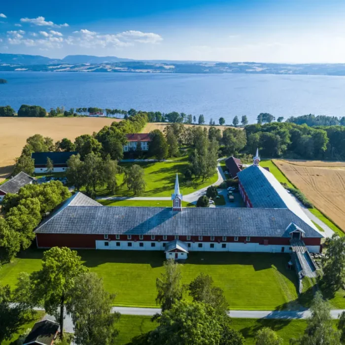I enden av lindealléen
